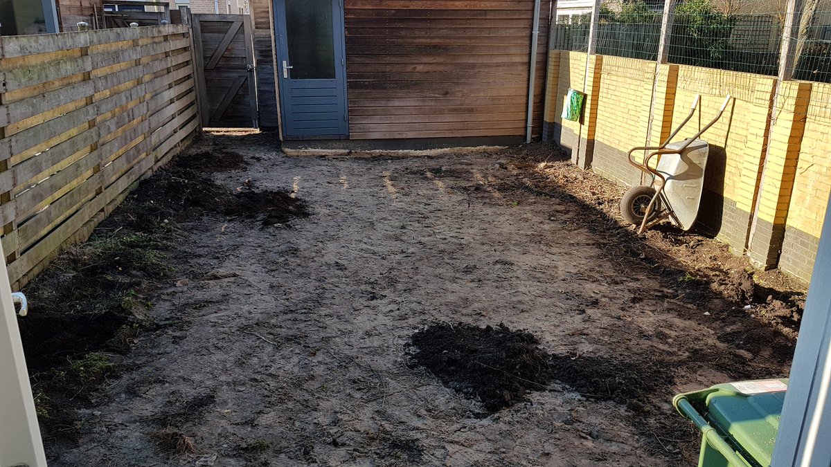 Two days of back breaking work, but 5 m3 of small stones are gone 😅