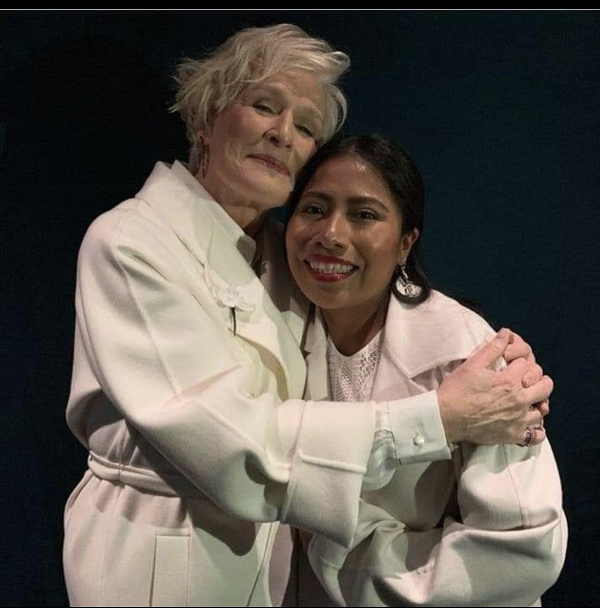 PelonGomis's tweet image. No me imagino a Glenn Close negándose a honrar y reconocer el talento de las otras 4 actrices que están nominadas junto a ella. 
Abraza a @YalitzaAparicio y no la critica, ni la juzga porque es su compañera de profesión... ¡Así se comportan los grandes!