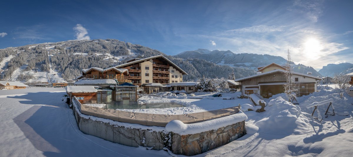 Frau Holle hat uns einen atemberaubenden Winter beschert! 🥰🏂⛸️🛷
#Austria #Tirol #Innsbruck #Zillertal #ZellamZiller #Ferienhotel #Sonnenhof #Ferien #Urlaub #Sonne #Winter #Schnee #Hotel #Familie #Erholung #Wellness #Entspannung #Sauna #Eisgrotte