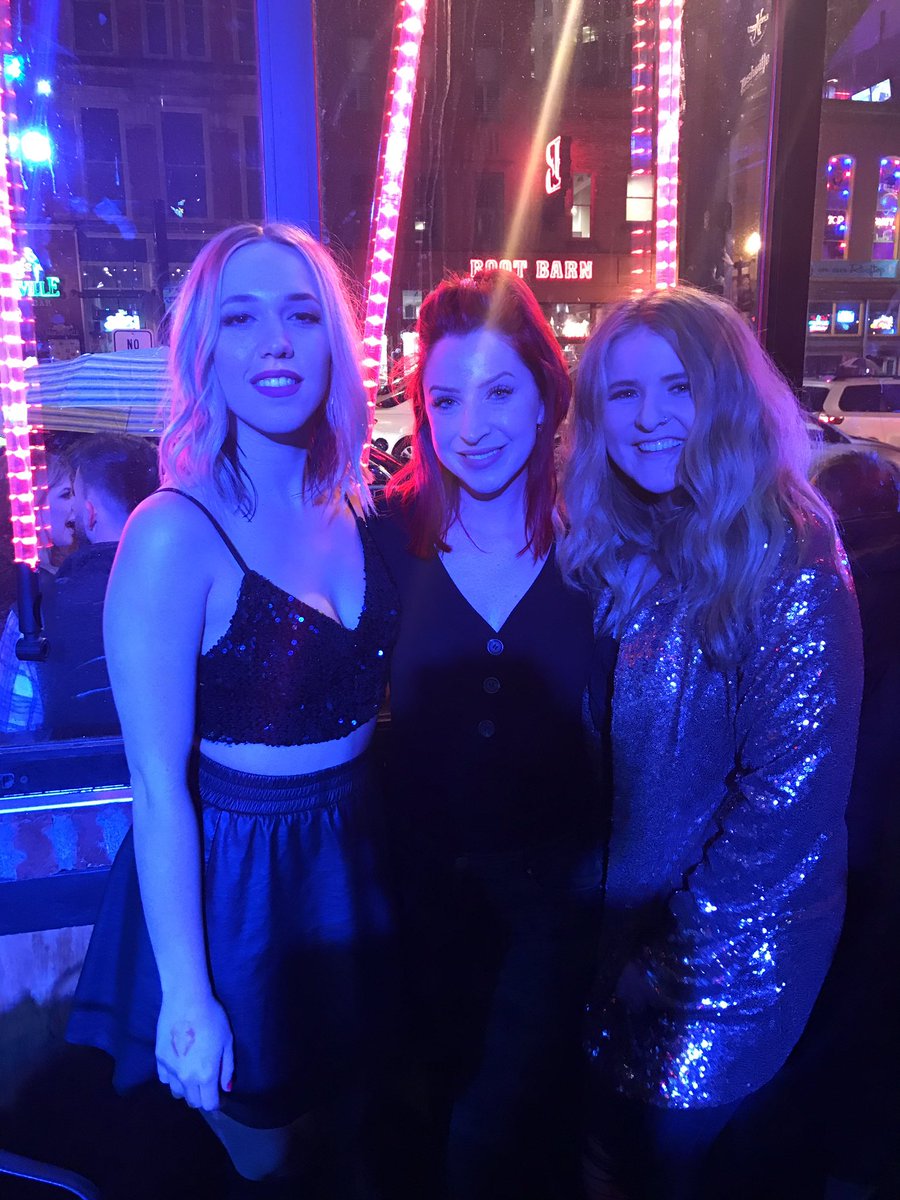 These two powerful ladies are true women of country music! 🤘🏼
Always great seeing you both 
<a href="/ivoreehowell/">Ivoree Howell</a> 
<a href="/_MorganFrazier/">Morgan Frazier</a> 
<a href="/Roxanmusic1/">Roxan</a>