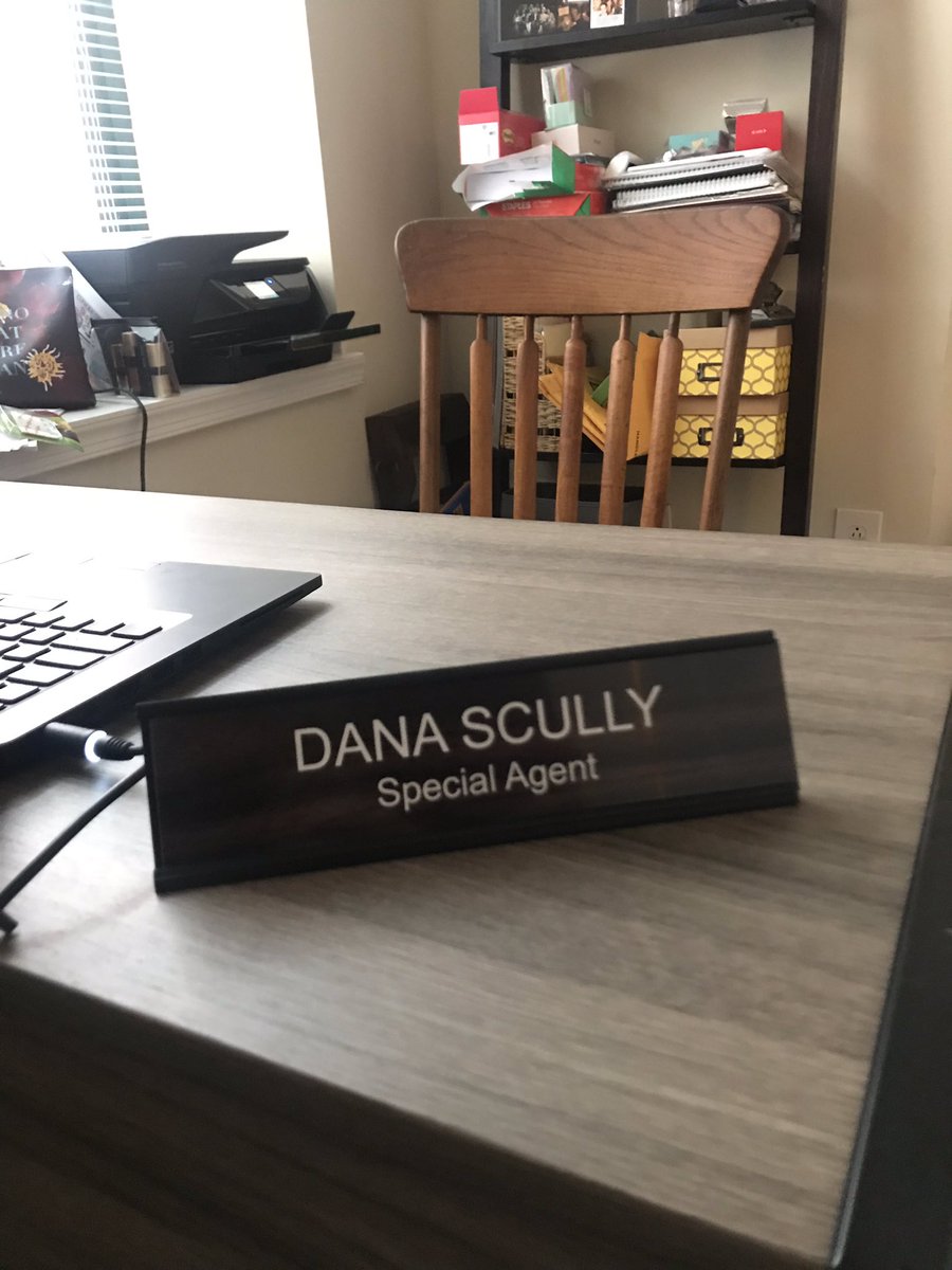 m_t_baltimore's tweet photo. This year was a good year for #DanaScully - we finally got her a desk - a LOT of them, actually. Happy Birthday, Queen! #scullysdesk @GillianA #thexfiles https://t.co/cZ99ybGjMg