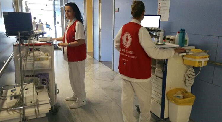 nursesontw's tweet photo. Disminuir errores de medicación y aumentar la seguridad de los pacientes. Con estos objetivos el Hospital de Mataró ha implantado los chalecos "Stop". Consiguendo disminuir entre un 35% y un 50% las interrupciones a enfermeras que preparan medicación. https://t.co/0gWRT8v1lJ