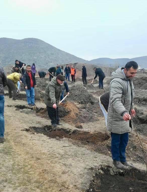 BlendiKlosi's tweet photo. Bashkitë, pjesë e #krijoO2tend, me plane konkrete për gjelbërimin e Shqipërisë. Punonjësit e bashkisë Maliq mbjellin 1200 fidanë të rinj për kurorën e gjelbër të qytetit.
Bëhu pjesë e Ditëve të Pemëve, 1-2 MARS
#krijoO2tend
#mbill5pemetetua
#cleanandgreen2020
#smilebania 🙂🇦🇱 https://t.co/ly6TeGxfth