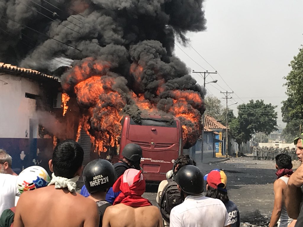 revolucion - Maduro: Si algo me pasa, ¡retomen el poder y hagan una revolución más radical! - Página 8 D0GX0JHXQAAAeKT