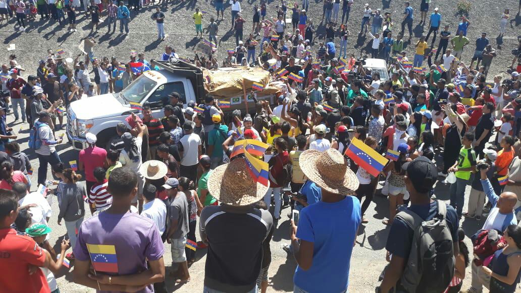 mpasarella25's tweet image. #23Feb Ingresando via #SantaElenadeUairen primer camion de #AyudaHumanitaria 11AM #SioSi