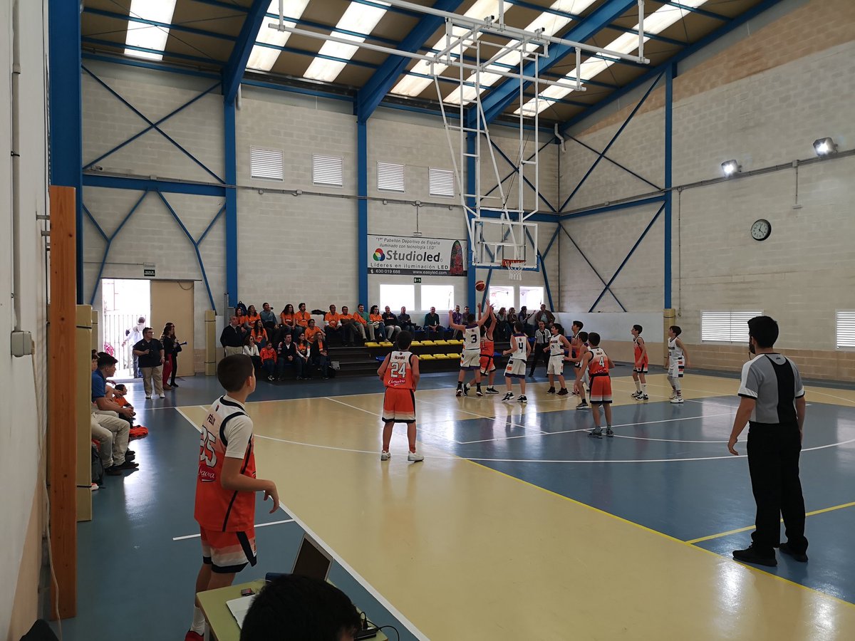 TorneoCemCosmos's tweet photo. La marea naranja, animando sin parar a nuestro @cbelpalo https://t.co/kMeVHTdiyC