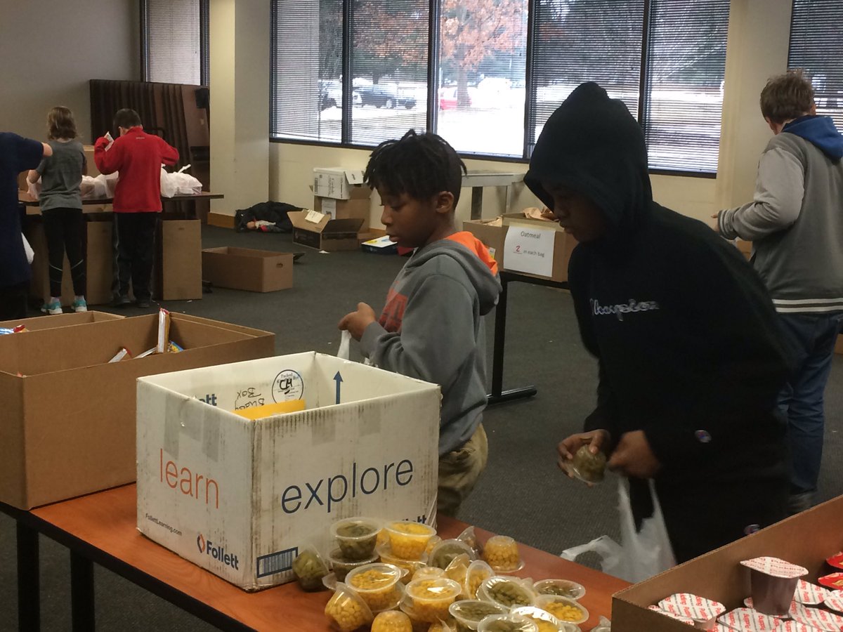 WESOwls's tweet photo. @WESOwls Character Ambassadors giving back to @FMFOhio on a great Saturday morning. #itsworthit @wcsdistrict https://t.co/debUI5MW0i