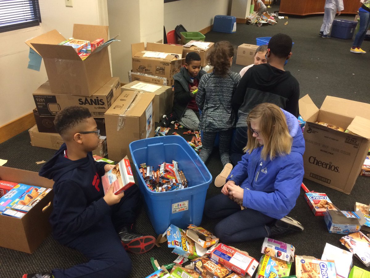 WESOwls's tweet photo. @WESOwls Character Ambassadors giving back to @FMFOhio on a great Saturday morning. #itsworthit @wcsdistrict https://t.co/debUI5MW0i