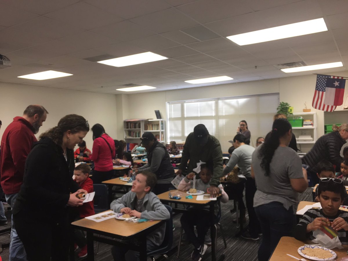 Full house at Sushi Candymaking <a href="/librarypalooza/">Frisco ISD Librarypalooza</a> @FISD_Libraries