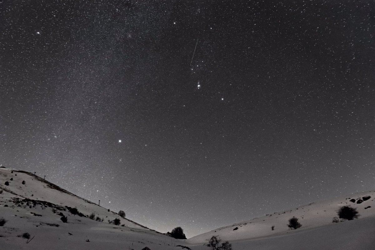 Pietro Francia (@pietro_francia) on Twitter photo A shooting star in #Orion and the winter milky way over #Aremogna (Roccaraso, IT). Nikon D7100, Samyang 16 f/2.0. <a href="/TheUniverse_TM/">The Universe</a> A shooting star in #Orion and the winter milky way over #Aremogna (Roccaraso, IT). Nikon D7100, Samyang 16 f/2.0. <a href="/TheUniverse_TM/">The Universe</a>