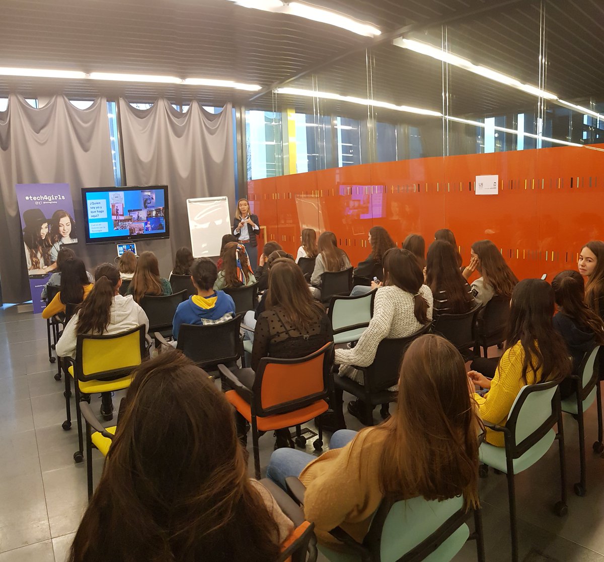 Tech4girlsDay's tweet photo. @rserradilla nos habla de los usos de la tecnologia y cómo está cambiando el mundo. #tech4girls #computer #girlswhocode #girls #woman #womanintech #programacion #technologies #game #drones #smartcities #madrid #feminismo #steam https://t.co/cp03YBnXBC