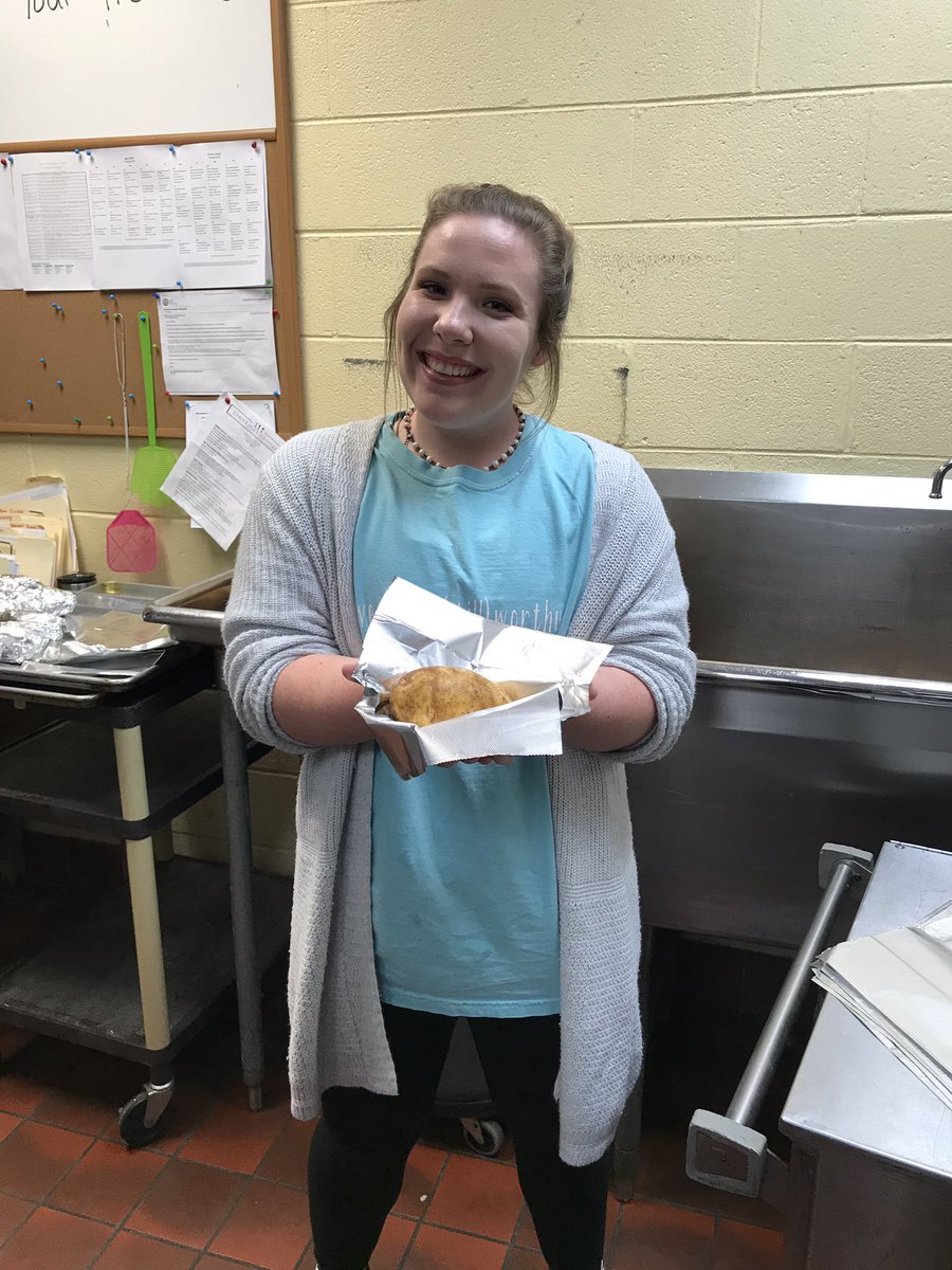 SoftballLC's tweet photo. Meal prepping for 1200 yesterday!!!! Come see your Lady Falcons at the high school at 5 today for some good food, a fun auction, and door prize$$$!!!!! It’s steak and shrimp time 🦐🥔🥩⚾️♥️ https://t.co/SjqGbCilMc