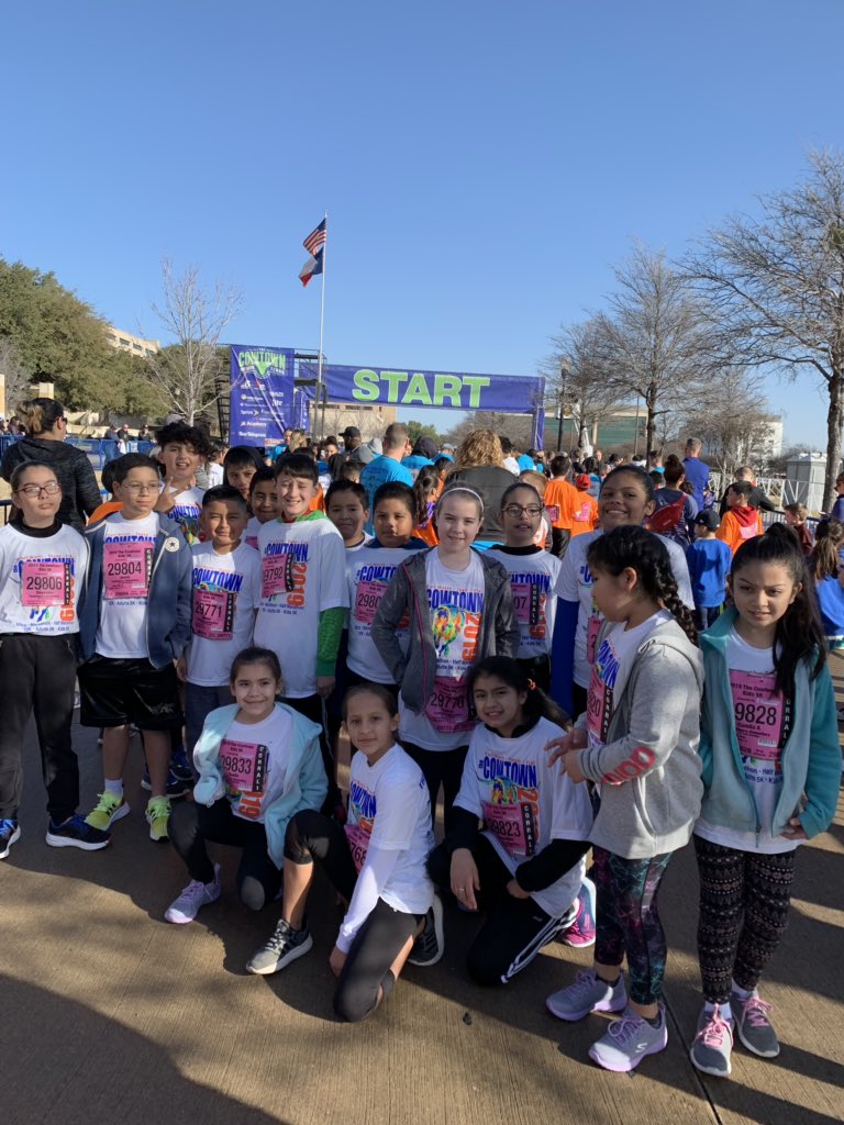 3nrightS's tweet photo. About to start the race!! #ceroars #runcowtown #castleberryisd https://t.co/KeRl6DZnIk