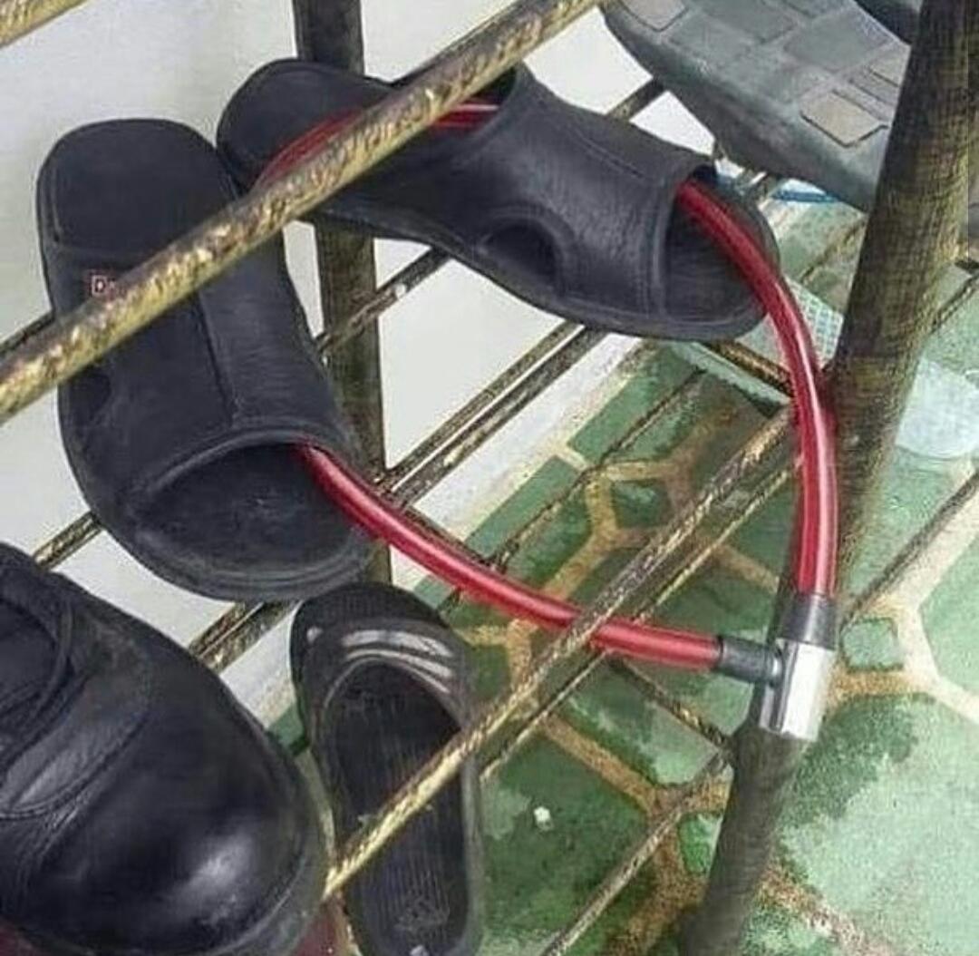 Çook mantıklı bir hareket. Keşke lisedeyken aklıma gelseydi. Beş yıl koğuşta sağ ayağımda 40, sol ayağımda 45 numara terlikle dolaştım, ara ara numaralarda değişikliklerin meydana geldiği de oluyodu...