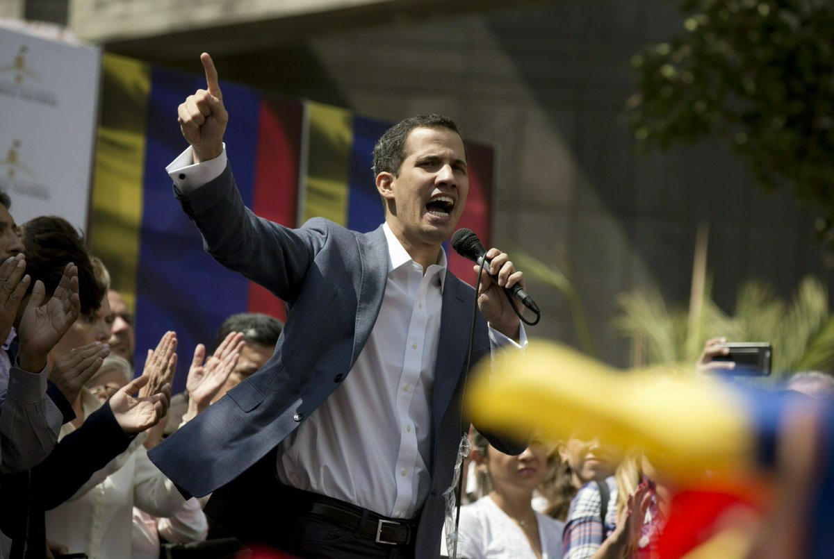 #Urgente: <a href="/jguaido/">Juan Guaidó</a> se sube al primer camión con la ayuda humanitaria después de dirigirse al pueblo venezolano hrld.us/2tyrtOm