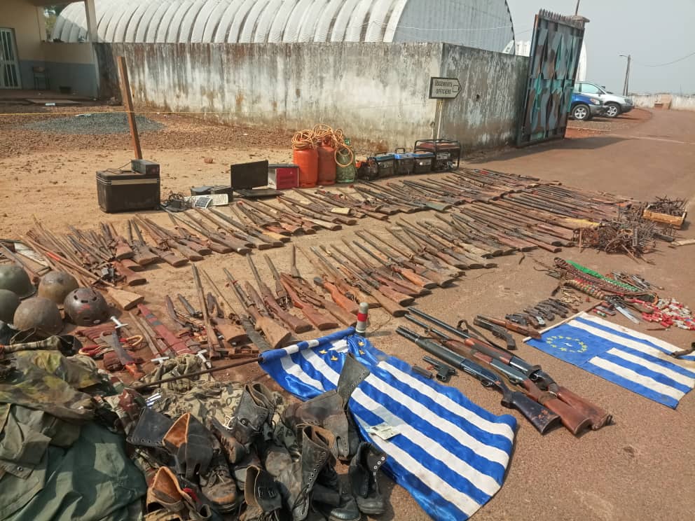 HonneurFidelite's tweet photo. Retour de 11 jours de nomadisation
04 bases séparatistes détruites (02 dans le #Ndonga Mantung et 02 dans le #Nkogetundja)
01 Assaillant capturé
29 Assaillants neutralisés
137 armes diverses saisies
357 munitions divers saisie
23 motos détruites
Matériels divers saisis https://t.co/NnfOzjrJYT
