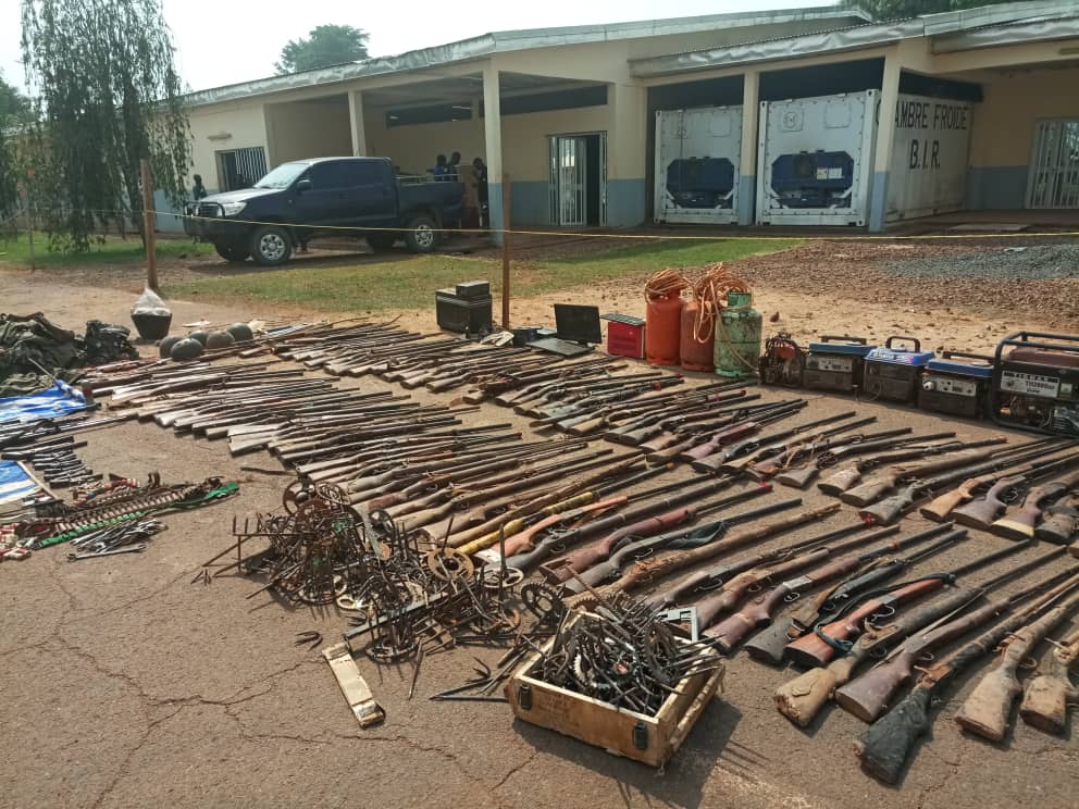 HonneurFidelite's tweet photo. Retour de 11 jours de nomadisation
04 bases séparatistes détruites (02 dans le #Ndonga Mantung et 02 dans le #Nkogetundja)
01 Assaillant capturé
29 Assaillants neutralisés
137 armes diverses saisies
357 munitions divers saisie
23 motos détruites
Matériels divers saisis https://t.co/NnfOzjrJYT