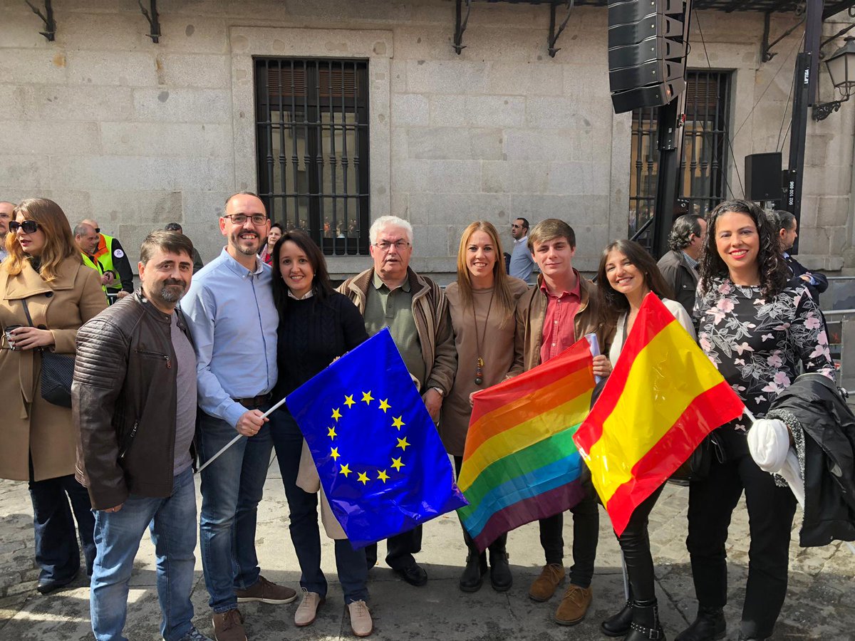 GemaRGalan's tweet photo. Esta mañana junto a mis compañeros de @csparla en la Plaza de la Villa acompañando a @InesArrimadas en un día tan importante para ella. #GraciasInés https://t.co/cMwIjakz6o