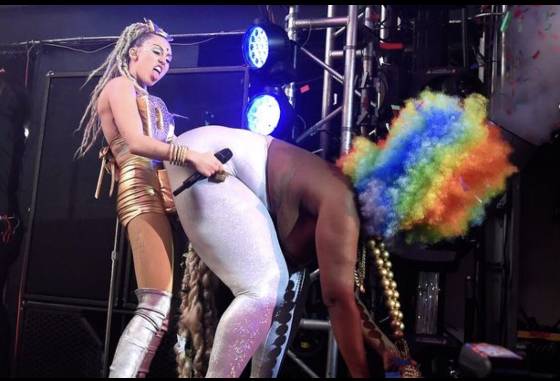 tgibsonsg's tweet photo. #MileyCyrus  claims POTUS is a sexist racist pig. Apparently she doesn’t watch her own concerts! https://t.co/UrJAh1k0IC