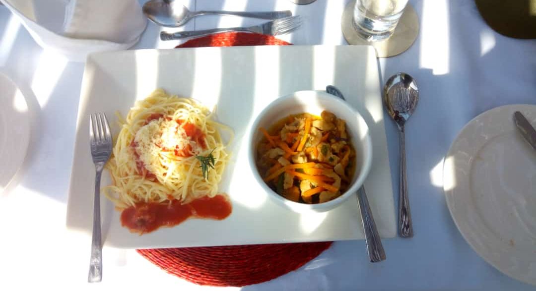 HapaKenya's tweet photo. Do you fancy beef or chicken? 😋😋 #OlarroConservancy #Olarro https://t.co/arzbDve0Np