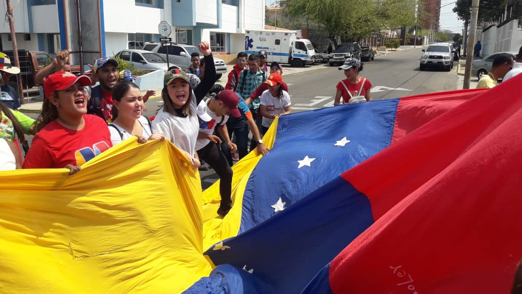 ClapZulia's tweet photo. La Juventud del #Zuliamía dice en defensa de la paz, de la soberanía y de No a la guerra.
@NicolasMaduro desde el Zulia estamos contigo.
#VenezuelaEnDefensaDeLaPaz
@YepfriArguello @FreddyBernal @DirwingsSF @OmarPrietoGob https://t.co/dKvfhy0q8f