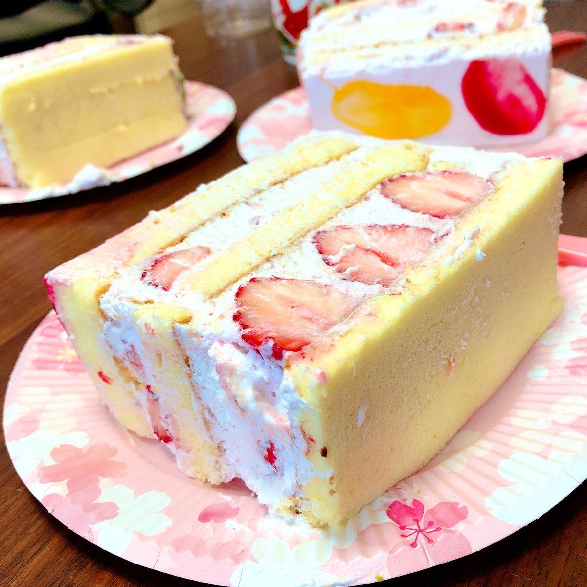 Amanatsu Com コンディトライニシキヤという祖師ヶ谷大蔵にあるperfumeのあーちゃんが好きな誕生日ケーキと同じやつをオーダーして作ってもらいました 存在感 でかい クリームはイチゴなんだけど品が良くて中のフルーツもイチゴぎっしり 非常に美味