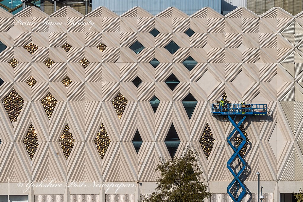 snapperjim's tweet photo. Workmen adding some #Sparkle to the side of @VictoriaLeeds #Leeds #yplive #yeplive @LeedsNews @yorkshirepost @MarisaCashill #bling #jewelry #fashion #style #accessories #beautiful #jewels #Sparkle #blingbling https://t.co/XjbyAjTvkJ