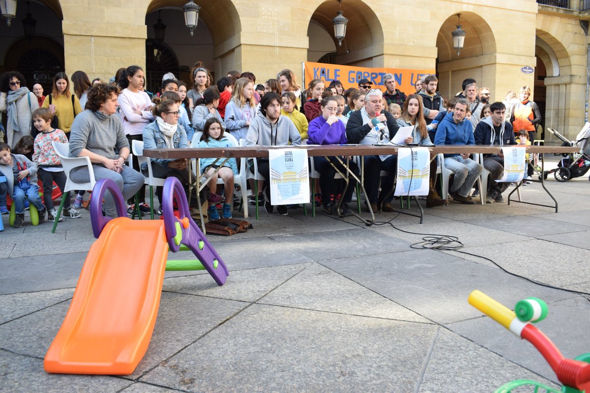 Parte Zaharreko hamar eragilek lan mahai bat osatu dute ekipamendu faltari aurre egiteko.
'Auzoa Berreskuratu Eguna' antolatu dute Parte Zaharrean. Eguerdian  prentsaurrekoa eman dute... Ekipamendu faltari irtenbidea topatzeko erabaki dute  elkartzea. 
irutxulo.hitza.eus/2019/02/23/par…