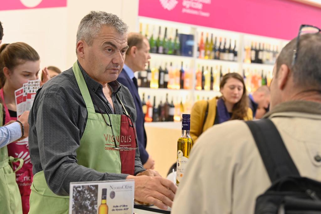 lacoopagricole's tweet photo. Olives et huile d'olive de Nyons : la coopérative @vignolisnyons vous propose de délicieux produits à déguster sur notre stand ! #ConsommerCoopératif https://t.co/TC0N8Julm7
