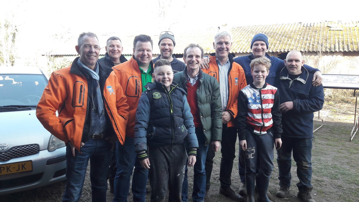 ongeneujd's tweet photo. laatste bouwzaterdag, veel gedaan en hoog bezoek, burgemeester Slinkman @bergendalgem en @SOKGroesbeek https://t.co/JnNsxiddAe