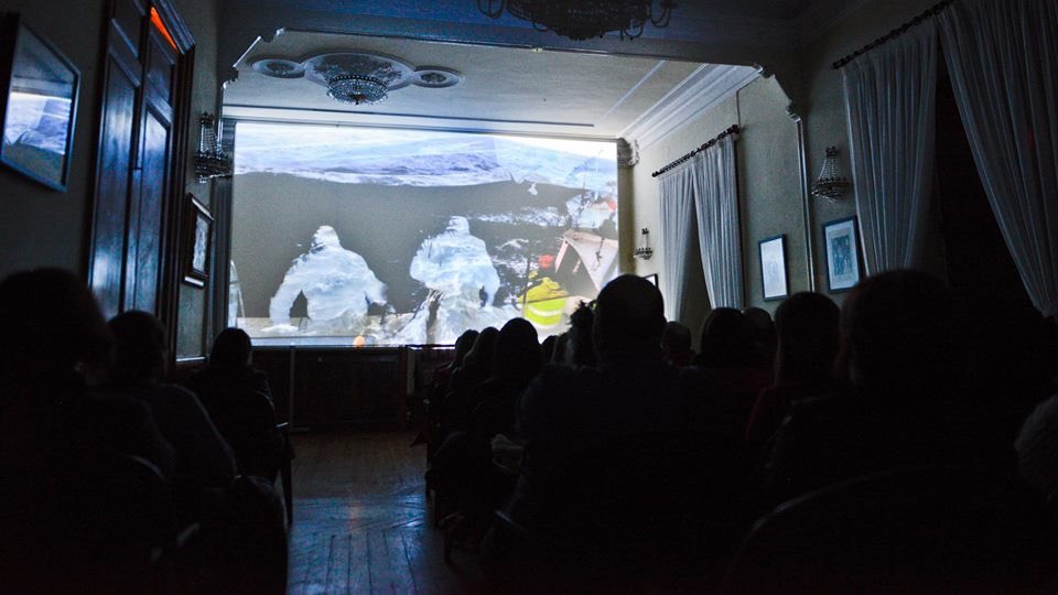 escolmacinema's tweet photo. O Cine Club Leslie Nielsen - La Unión acolleu esta mañá a proxección de tres filmes e o posterior encontro con Adrián Canoura. Unha ocasión única para achegarse a unha das obras máis persoais do cinema galego presente e futuro

📸 Toño López https://t.co/xjZfuc6V4i