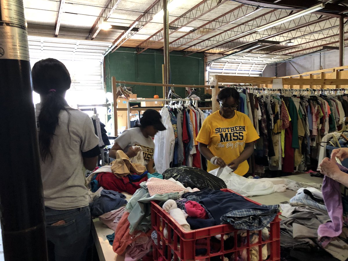 queens_uplifted's tweet photo. Our Queens are out here serving at St. Vincent Depaul Society! #QUTTT #BIGEVENT https://t.co/rnq4KlDqKz