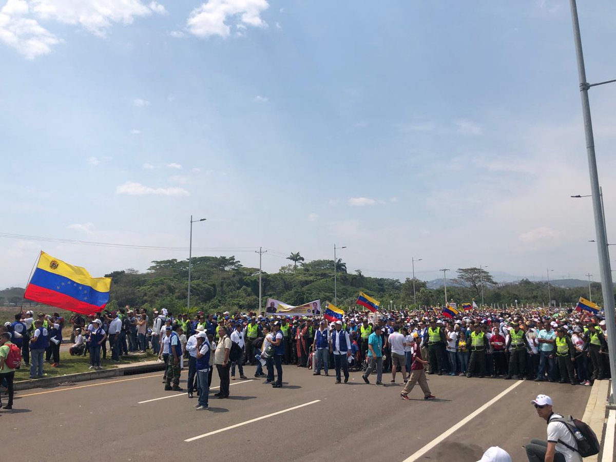 WRadioColombia's tweet photo. #Venezuela |  Personas se alistan para trata de pasar el puente de Tienditas  >> https://t.co/fcw2GNxwwi https://t.co/i31c42SRu5