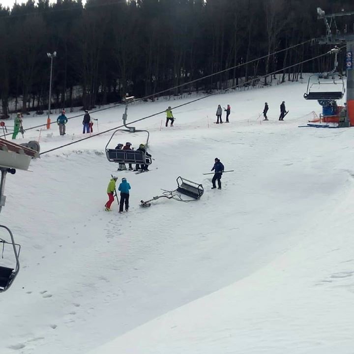 Ve Ski aréně Karlov se údajně z lanovky zřítila celá sedačka s jedním lyžařem. Na místě zasahoval vrtulník.