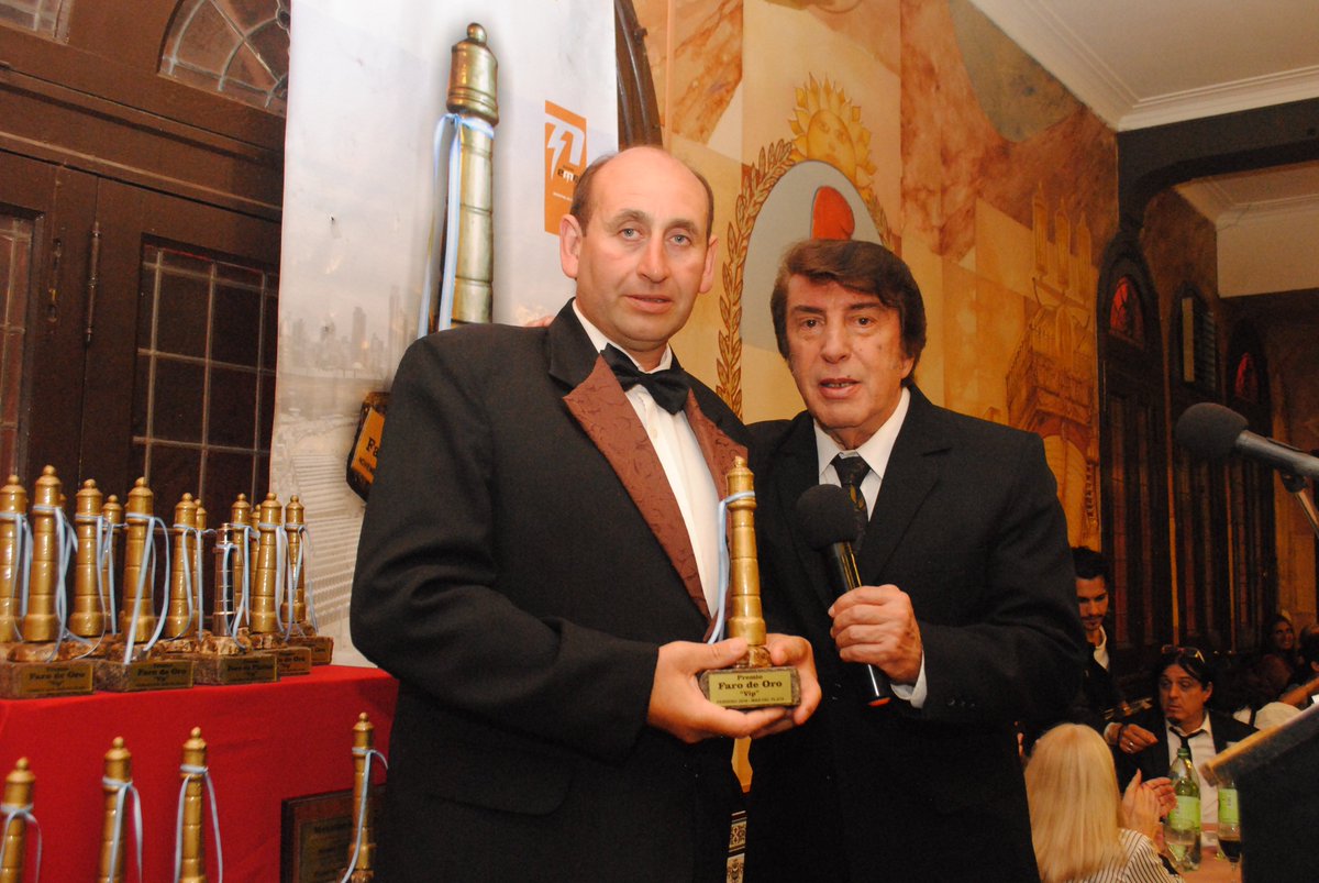 PremioFaroDeOro's tweet photo. Compartimos con todos las primeras fotos oficiales
del Faro de Oro Vip 2019
#premio #premioFaroDeOro #FaroDeOro #premionacional #FaroDeOroVip #galardón #premios #amardelplata #MarDelPlata https://t.co/lD5GGLKdpq