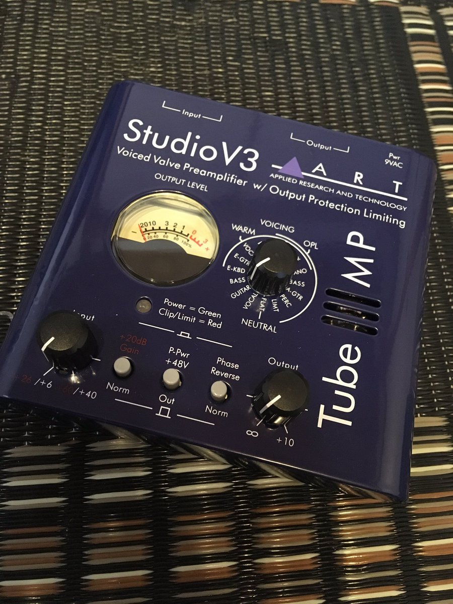 ohmichiyuda's tweet photo. 久々のヤフオクで入手した真空管の入ったD.I.

#ART
#tubemp
#studiov3

さっそく実戦で使ってみたけどギターの音にしっかり味がつく。でも真空管の音は化学調味料の味ではない、塩麹みたいな感じ。

ギター専用の機材じゃないけど、ギターとの相性はとてもいいと思う。 https://t.co/1Mi0u3lmvO