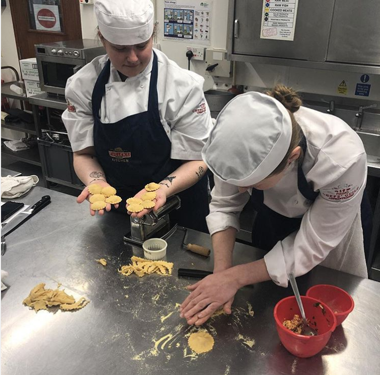 fullerscareers's tweet image. No week is complete without the rundown from @andybeefychef on what the @Fullers #apprenticechefs have been up to @Be_HSDC- here they are making #ravioli and #tortellini, and the result from #apprentice #chef Holly! #beproudofit #learning #freshpasta #cheflife