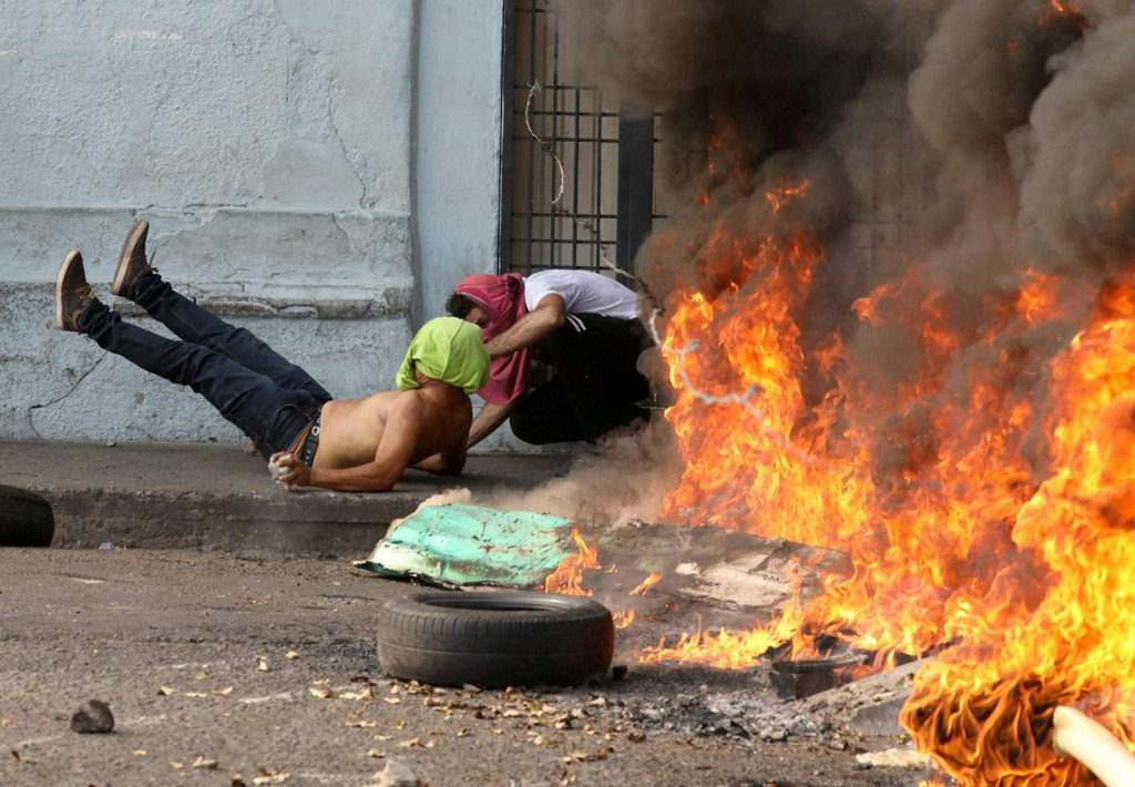 ReutersUS's tweet photo. Venezuela protests flare, soldiers defect ahead of border aid operation https://t.co/Paja9msXMT https://t.co/OaGXGxMC7f