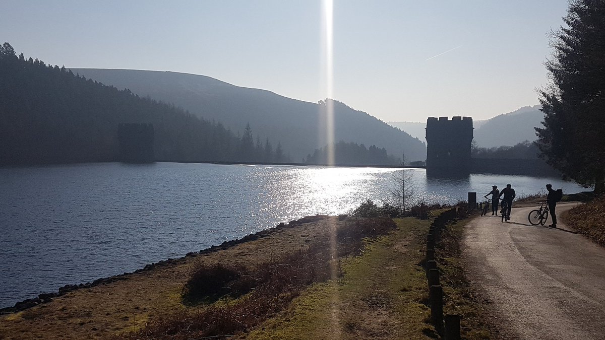 IAmDavidBailey's tweet photo. Stunning day today at Ladybower and Derwent Reservoirs. Steven loved hearing all about the dambusters! #bouncingbombs https://t.co/cRvsdfLV5y