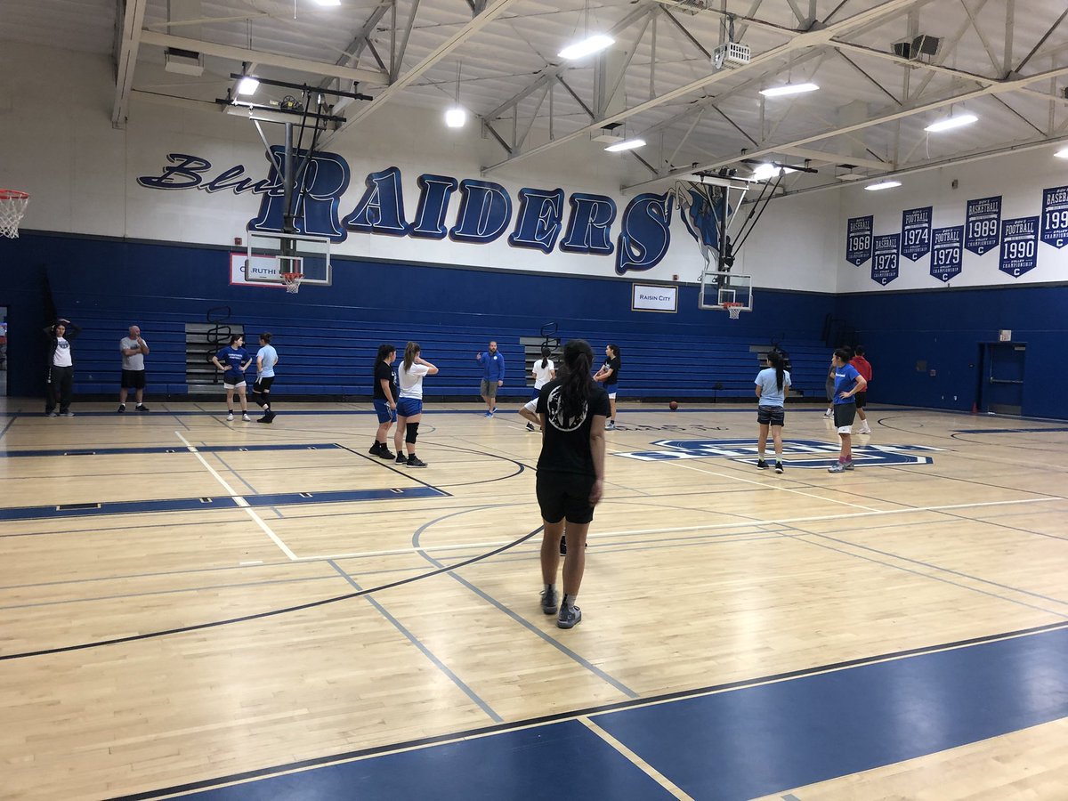 BbCaruthers's tweet image. The morning after a Valley Championship we celebrate with an 8am practice! One goal done, take on State next! #ICE #ringtime #postseasonmode #notdoneyet