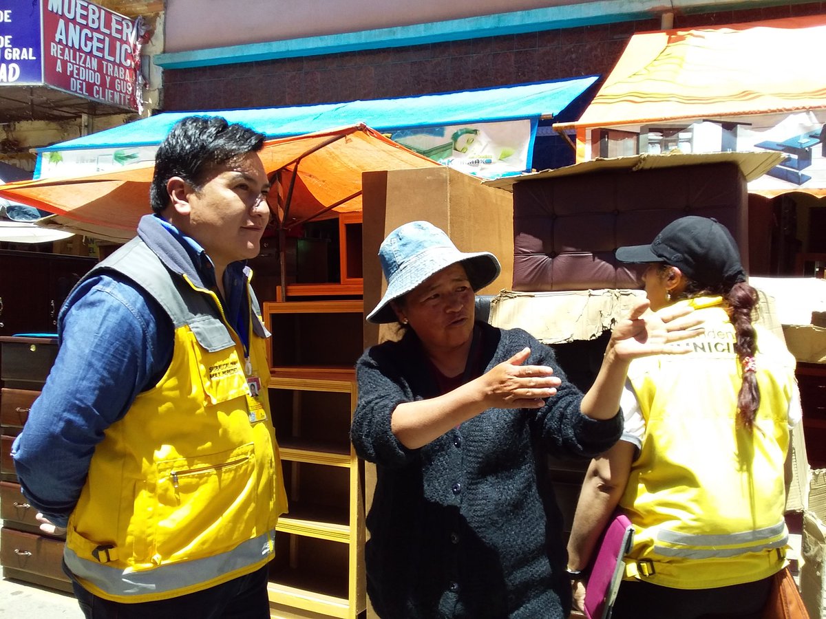 SubMaxParedes's tweet photo. #Ahora #MaxParedes Funcionarios de la Subalcaldía, Guardia Municipal, #IntendenciaLP y Dirección de Mercados realizan operativo de uso de aceras, vías de circulación, licencia de funcionamiento e incumplimiento de normas por parte de comerciantes de la Calle Eloy Salmón y anexas https://t.co/FgCXtM0JYJ