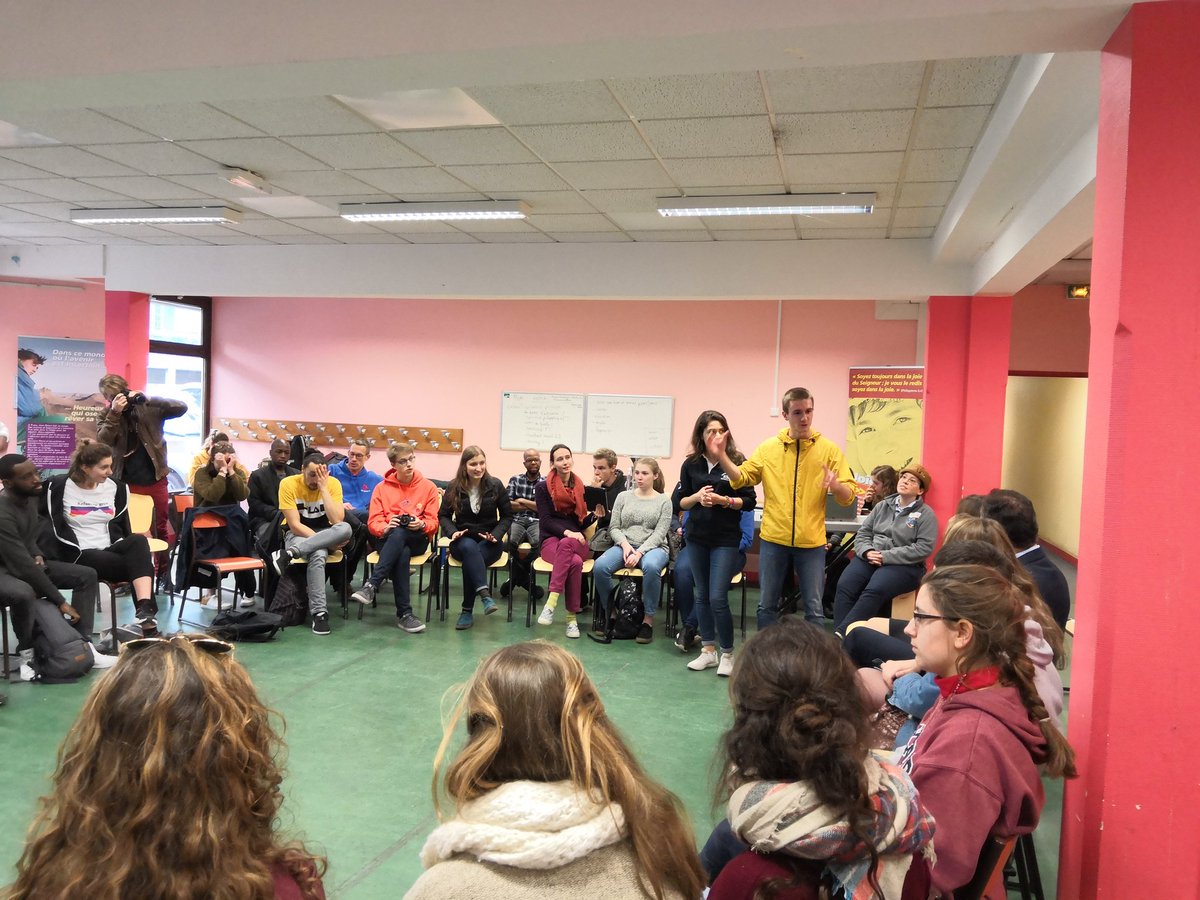 familledonbosco's tweet photo. Le supérieur mondial des Salesiens Don Bosco, après la rencontre des confrères, partage un temps de découverte avec les jeunes du @MSJ_FR_BELSud https://t.co/lHruUcXoyG