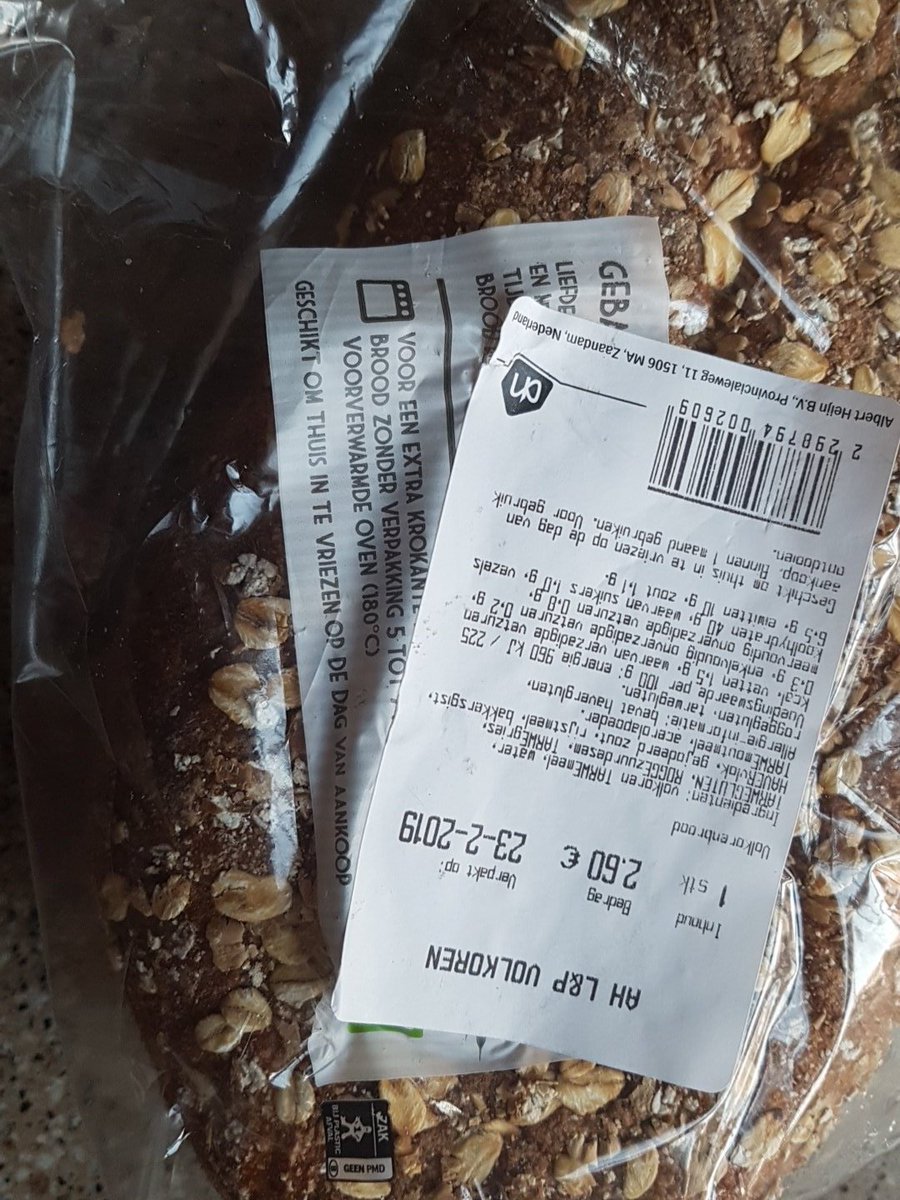 phlansink's tweet photo. @albertheijn Had deze prijssticker niet iets handiger geplakt kunnen worden? Nu weet ik niet hoelang dit heerlijke brood in de oven mag... 5 tot ?? minuten https://t.co/qB7GH30ZfT