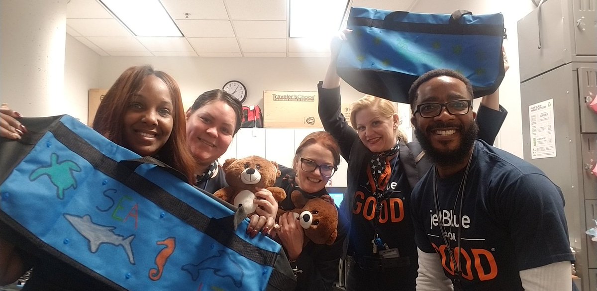 mrgvalentino's tweet photo. Some amazing creativity here in the twin cities at our "You Matter" CSR event!! Go team MSP!! #JetBlue #BlueMSP #inspirehumanity #CSR #TogetherWeRise #sweetcases #fosterkidsmatter #volunteerism #giveback #proudboss https://t.co/Z606EPq0qT