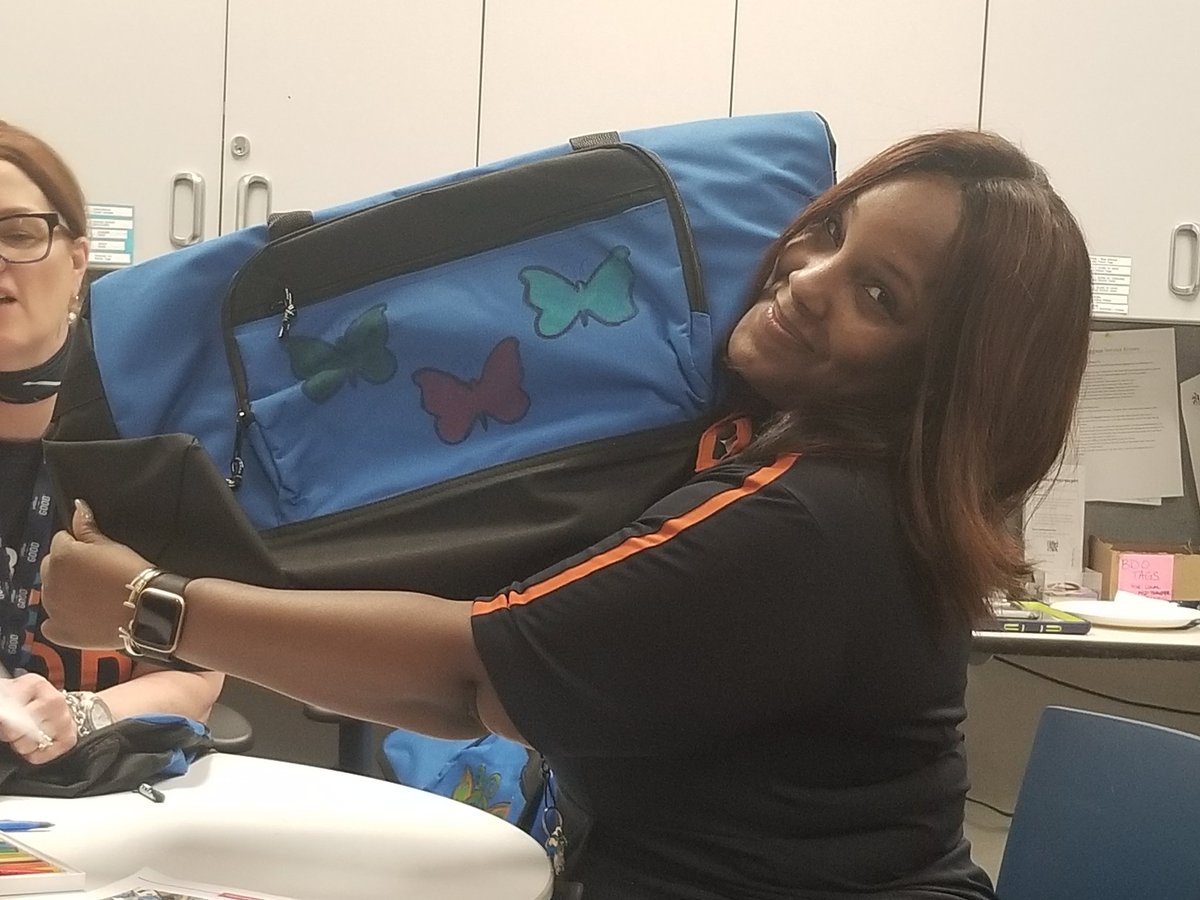mrgvalentino's tweet photo. Some amazing creativity here in the twin cities at our "You Matter" CSR event!! Go team MSP!! #JetBlue #BlueMSP #inspirehumanity #CSR #TogetherWeRise #sweetcases #fosterkidsmatter #volunteerism #giveback #proudboss https://t.co/Z606EPq0qT