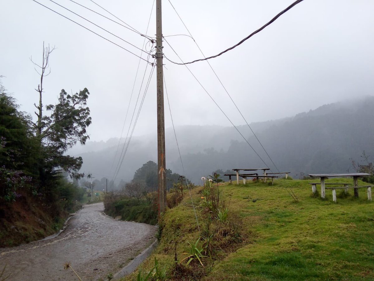 radioyskl's tweet photo. .@PNC_SV Agentes de #POLITUR, destacados en la zona de #LasPilas y #Miramundo, #Chalatenango, informan que  ha llovido durante toda la noche en el lugar, por lo que se recomienda  los visitantes tomar medidas de precaución a los conductores y evitar percances viales. https://t.co/8b4bmkYln0
