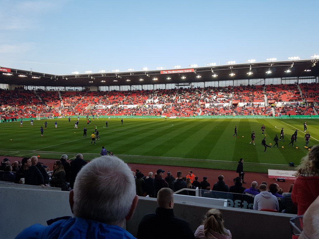 alex_blackett's tweet photo. Lump in the throat moment visiting the memorial at Gordan Banks' statue @stokecity stadium. Amazing tribute for an amazing man. Hope the team put in a performance fitting of Gordan's memory! #GoOnStoke #Delilah https://t.co/l1PT8gyVU1