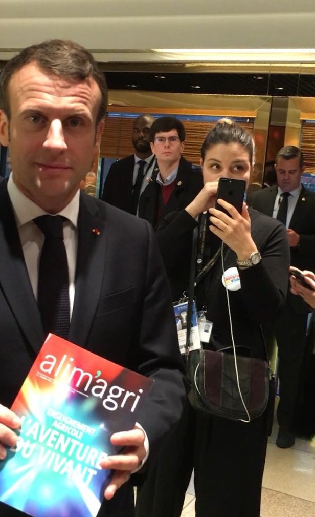 #SIA2019 - Bravo à <a href="/SILO76/">Madina🚀🚀🚀</a> et <a href="/theoj79/">Théo, Futur Éleveur 🐄☘️🐮</a> d’avoir relevé le défi ! Une photo de notre président avec le t-shirt #laventureduvivant et notre magazine alim’agri ! 👏💪agriculture.gouv.fr/alimagri-laven…