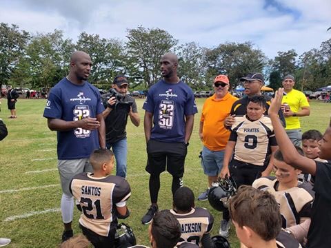 MegaPagePR's tweet image. Devon y Jason Mccourty, quienes son parte de los @Patriots de New England, el Equipo Campeón del @SuperBowl para el 2019 visitan el pueblo de Carolina para poder presenciar varios partidos de la Pee Wee Football League con la #CiudadDeportivaRobertoClemente comp sede.