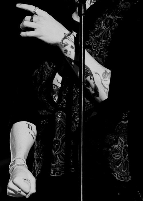AlmightyOver25s's tweet photo. For you Harry Hand lovers...some amazing H fans are doing #HeavenlyHands today for their #themedweekends on Tumblr. Just type the hashtag into search...here's a taste. R. ๐ https://t.co/l1YKtb1ABq